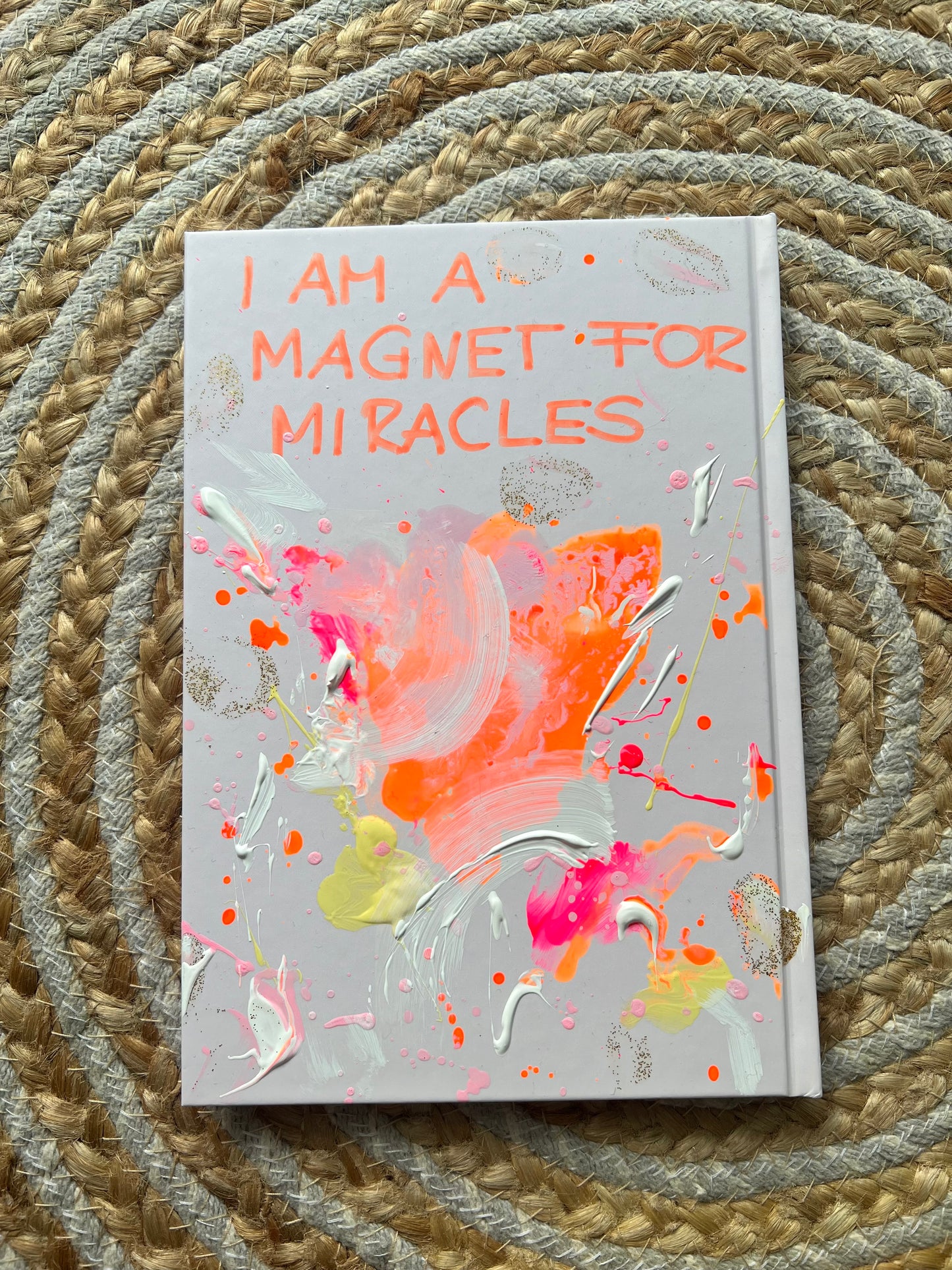 Handbemaltes Dankbarkeitsjournal mit Kunstwerk auf dem Cover