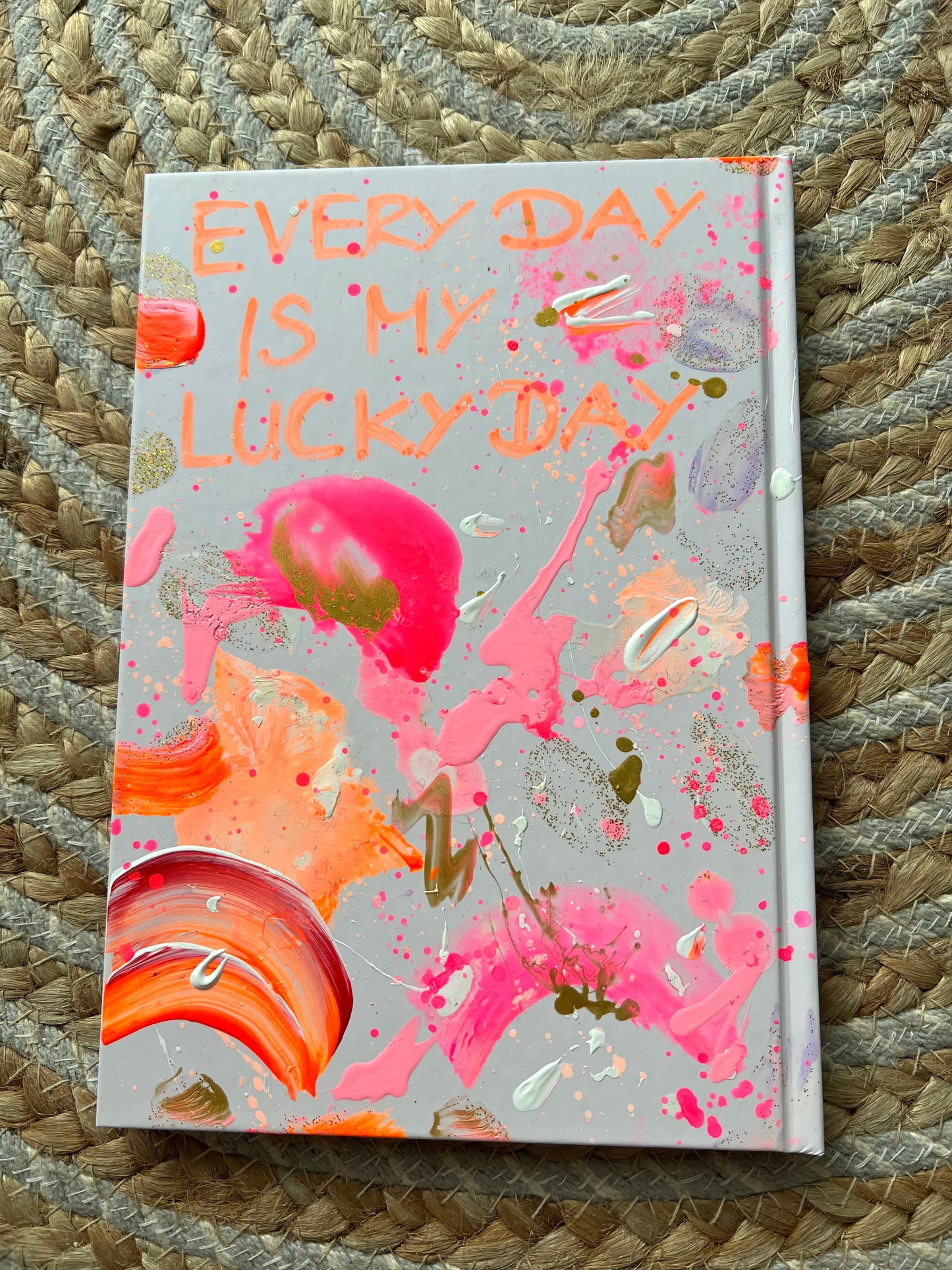 Handbemaltes Dankbarkeitsjournal mit Kunstwerk auf dem Cover