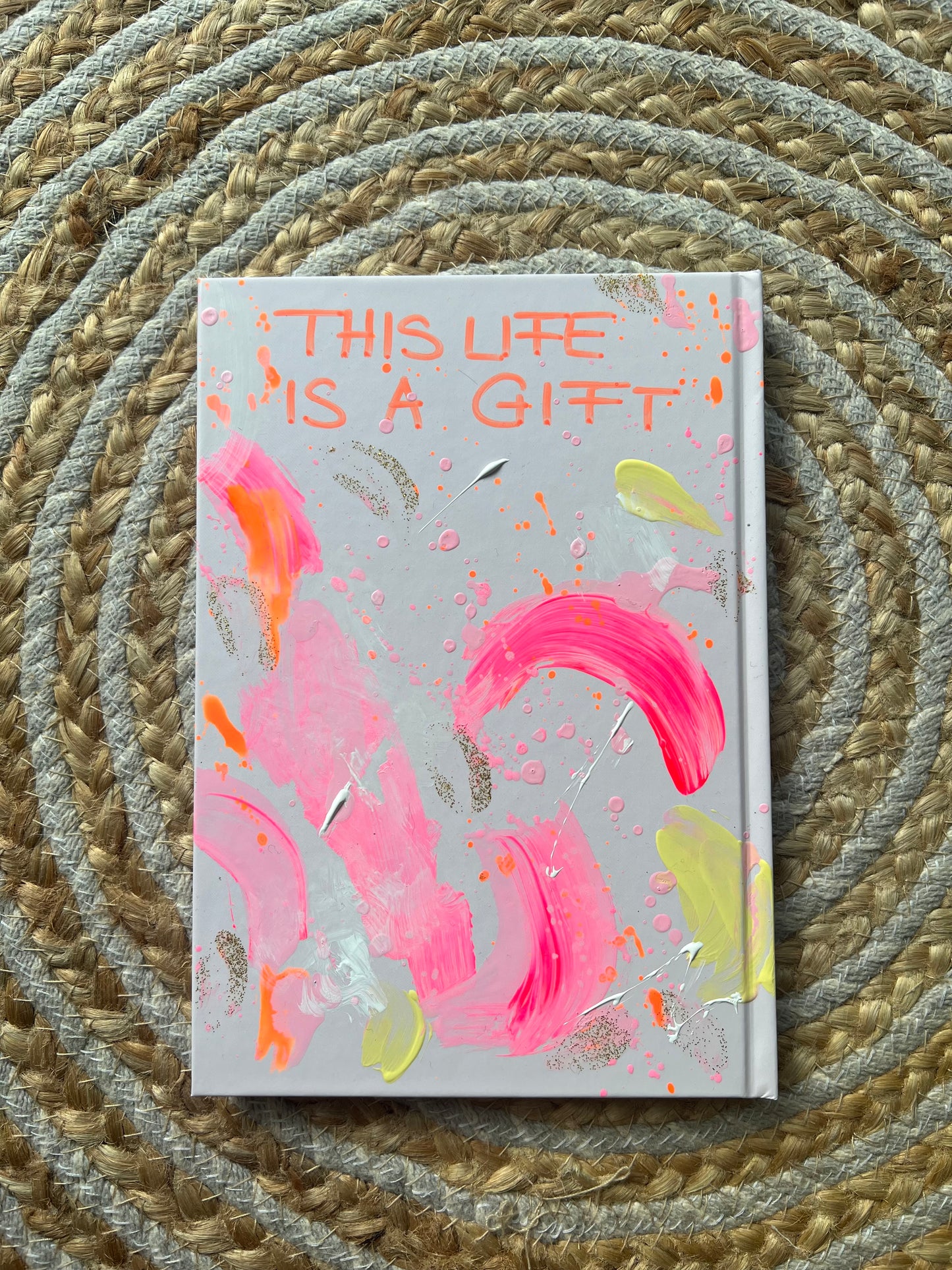 Handbemaltes Dankbarkeitsjournal mit Kunstwerk auf dem Cover