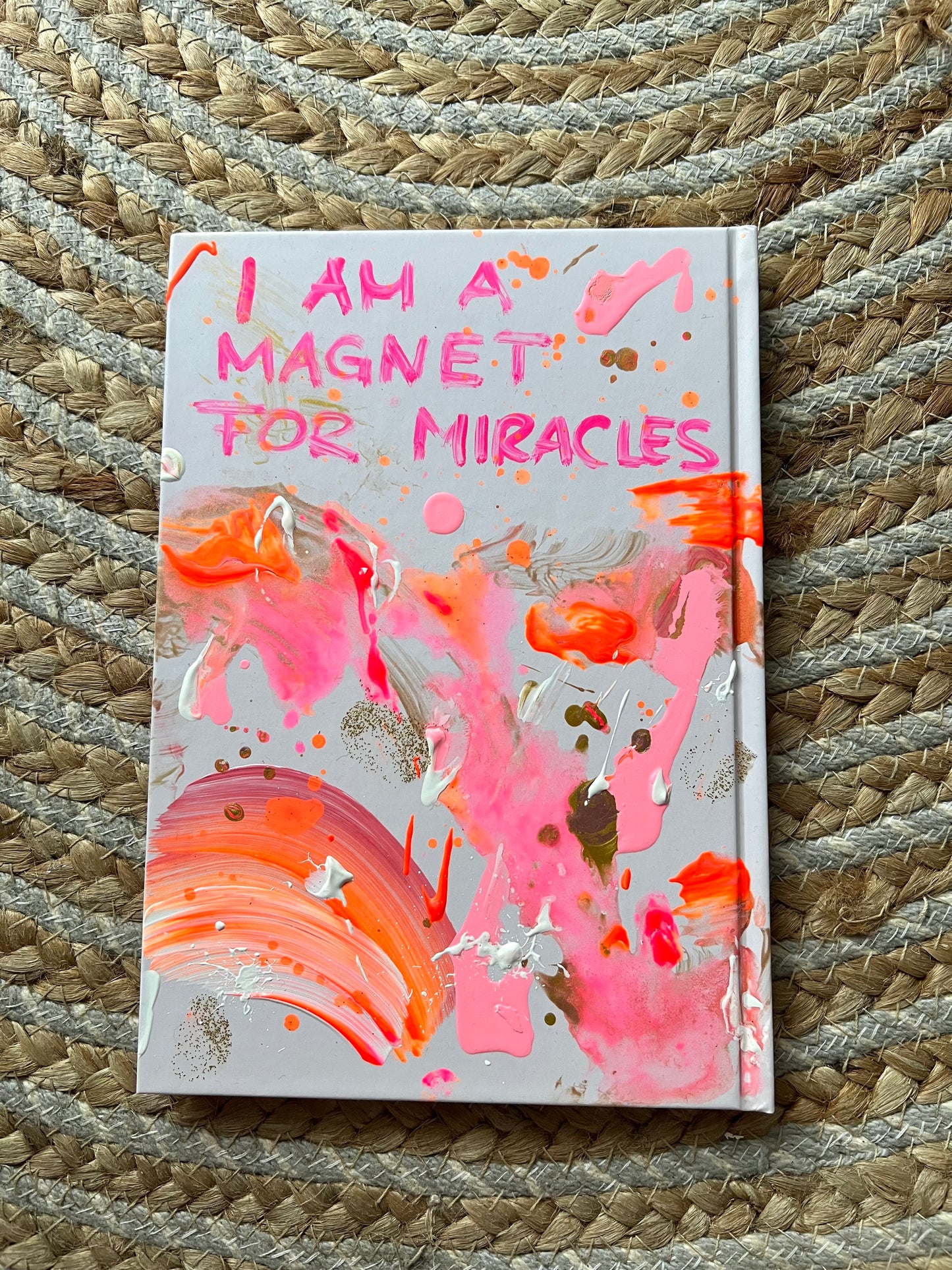 Handbemaltes Dankbarkeitsjournal mit Kunstwerk auf dem Cover