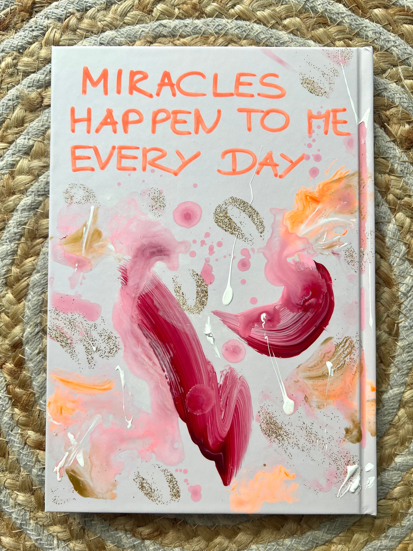 Handbemaltes Dankbarkeitsjournal mit Kunstwerk auf dem Cover