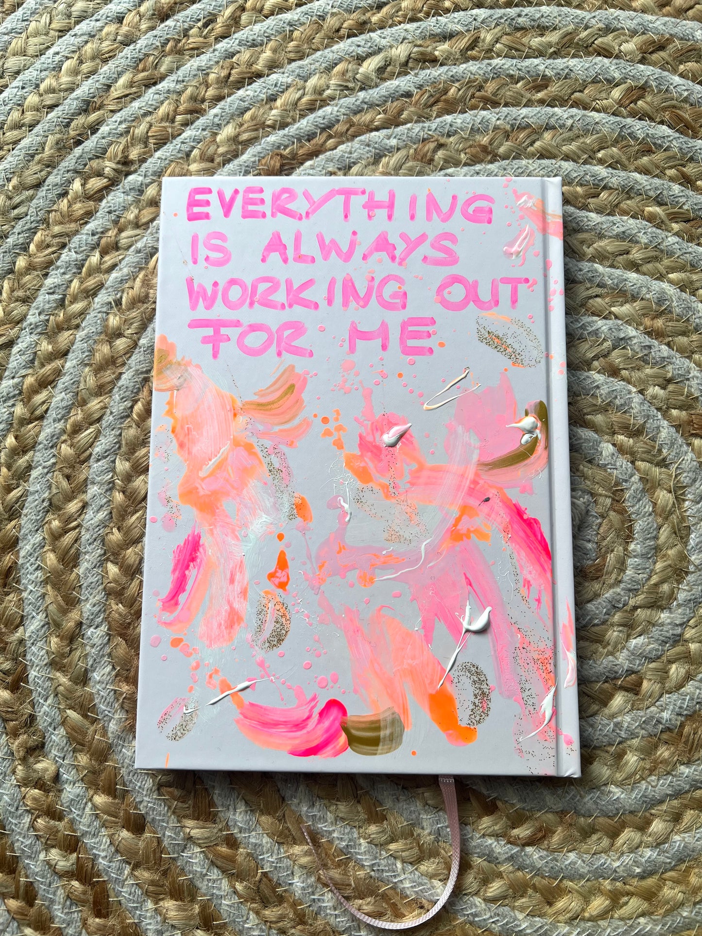 Handbemaltes Dankbarkeitsjournal mit Kunstwerk auf dem Cover