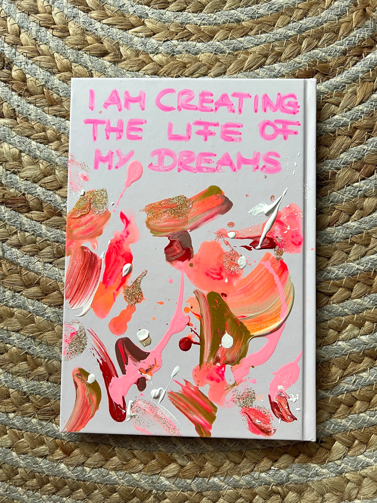 Handbemaltes Dankbarkeitsjournal mit Kunstwerk auf dem Cover